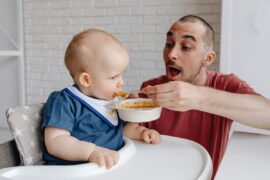 Comment introduire des aliments solides chez les bébés ?