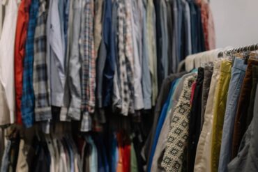 Vêtements de seconde main : impact environnemental réel