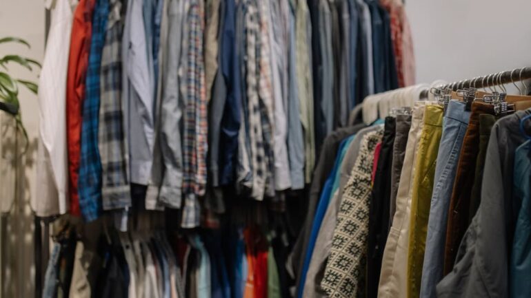 Vêtements de seconde main : impact environnemental réel